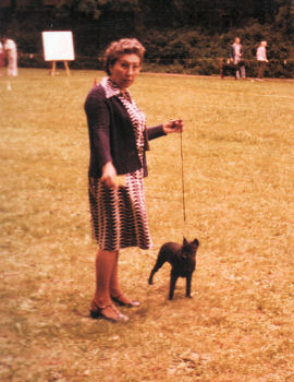 Frau Hartmann mit Zwergschnauzer vom Guenterstal 1977 in Lich